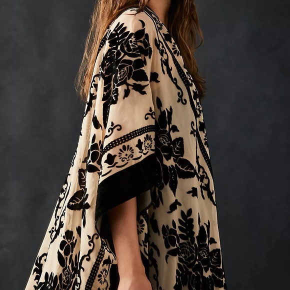 ✨ SOLD ✨ Free People Nightbird Velvet Kimono ✨ - Picture 3 of 6